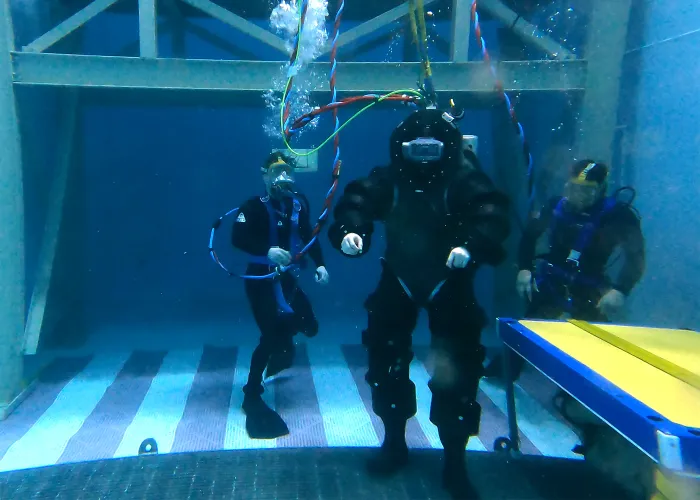 A U.S. Navy diver (center) tests the Office of Naval Research-sponsored Deep Sea Expeditionary with No Decompression (DSEND) system at the Navy Experimental Diving Unit in Florida. DSEND includes a hardened yet lightweight atmospheric dive suit featuring rotating, detachable joints allowing for greater dexterity, flexibility and maneuverability. (U.S. Navy photo by Ronnie Newsome)